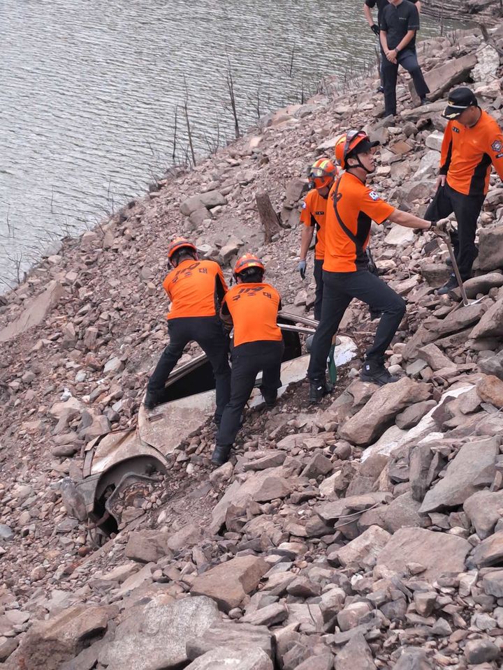 [강릉=뉴시스] 강릉오봉저수지에서 발견된 차량을 소방당국이 건져 올리고 있다.(사진=강원도소방본부 제공)photo@newsis.com *재판매 및 DB 금지
