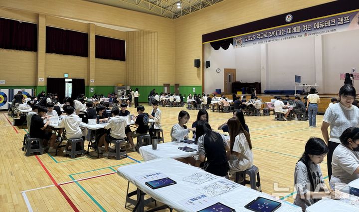 [군산=뉴시스]윤난슬 기자 = 전북특별자치도 군산교육지원청은 학생들의 미래교육 역량 강화를 위해 오는 11월까지 '학교로 찾아가는 에듀테크 캠프'를 운영한다고 4일 밝혔다. (사진=전북교육청 제공) photo@newsis.com 