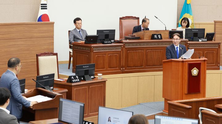 [창원=뉴시스] 전홍표 경남 창원시의원이 4일 제146회 임시회 제2차 본회의에서 장금용 창원시장 권한대행을 상대로 마산해양신도시 건설사업과 관련해 시정질문을 하고 있다. (사진=창원시청 제공) 2025.09.04. photo@newsis.com *재판매 및 DB 금지
