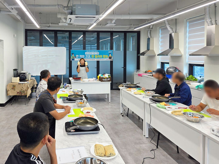 [창녕=뉴시스] 청년 가구 대상자가 요리교실을 체험하고 있다. (사진=창녕군 제공) 2025.09.04. photo@newsis.com *재판매 및 DB 금지