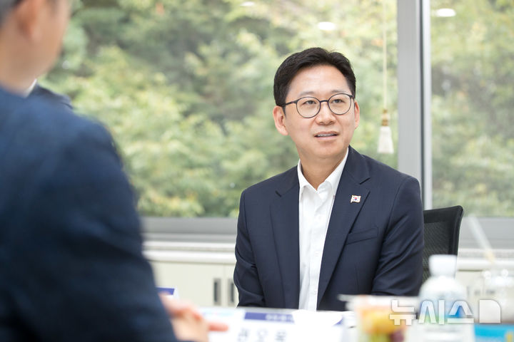 [대전=뉴시스]배경훈 과학기술정보통신부 장관이 4일 오후 대전광역시 유성구 한국에너지기술연구원에서 열린'AI for S&amp;T 간담회'에서 AI를 활용한 과학기술 연구개발 혁신을 위한 정부 정책방향을 논의하고 있다. (사진=과학기술정보통신부 제공)