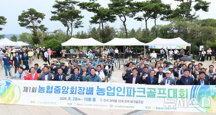 [전주=뉴시스]윤난슬 기자 = 전북농협은 4일 완주 생강골파크골프장에서 ‘제1회 농협중앙회장배 농업인 파크골프대회’ 전북지역 예선과 '농심천심 운동' 발대식을 열었다고 밝혔다. (사진=전북농협 제공) 2025.09.04. photo@newsis.com 