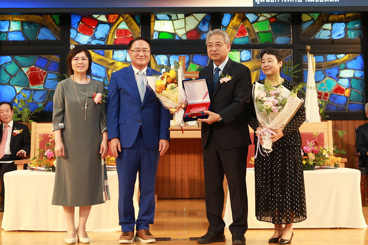 [대전=뉴시스] 목원대에서 열린 학교법인 감리교학원 이사장 이·취임식에 참석한 이철 신임 이사장(오른쪽 두 번째)과 유영완 전 이사장(왼쪽 두 번째). (사진=목원대 제공)&nbsp; 2025.09.04. photo@newsis.com *재판매 및 DB 금지