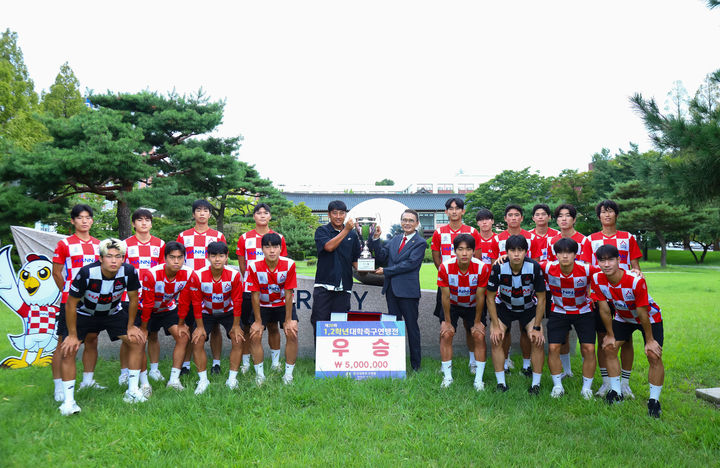 [대전=뉴시스] 한남대 '대학축구연맹전 4년 연속 우승' 축하 기념식 기념촬영. (사진=한남대 제공) 2025.09.04. photo@newsis.co *재판매 및 DB 금지