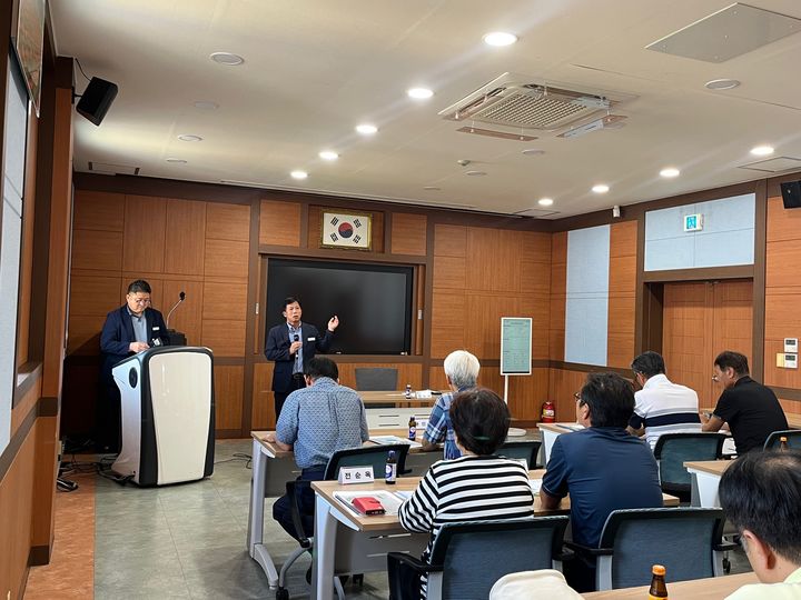 [합천=뉴시스] 경남 합천군 '꿀벌 스마트 사육시설 지원사업 설명회'. (사진=합천군 제공) 2025.09.04. photo@newsis.com&nbsp; *재판매 및 DB 금지