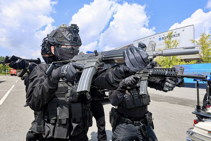 [광주=뉴시스] 육군 제31보병사단 군사경찰특임대 대원들이 2025 광주세계양궁선수권대회를 하루 앞둔 4일 테러 등 상황을 대비해 출동 태세를 최종 점검하고 있다. (사진 = 제31보병사단 제공) 2025.09.04. photo@newsis.com *재판매 및 DB 금지
