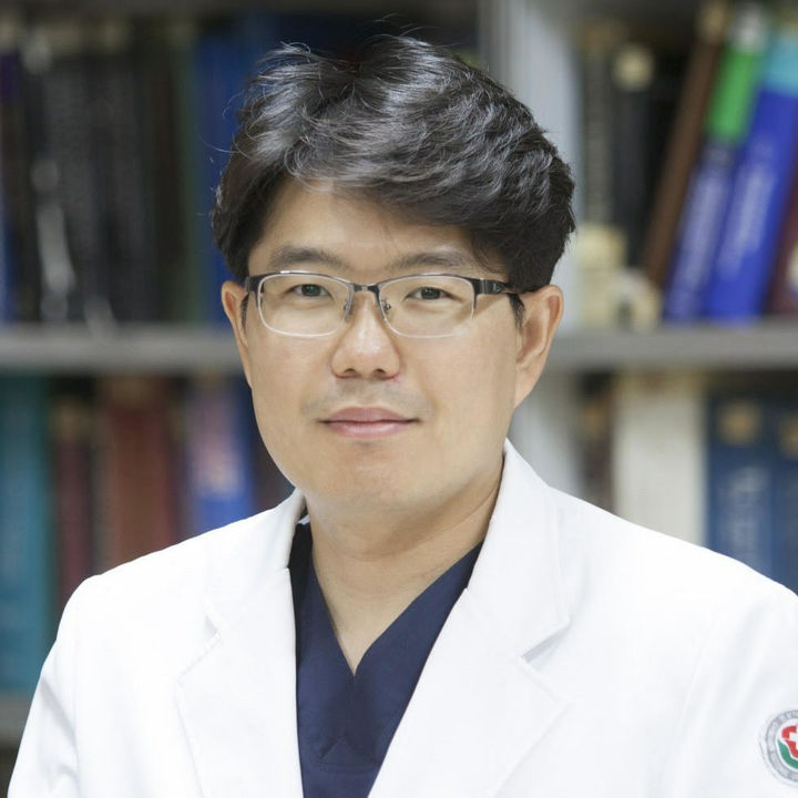 [광주=뉴시스] 전남대학교병원 정형외과 이건우 교수. (사진=전남대병원 제공) 2025.09.04. photo@newsis.com *재판매 및 DB 금지