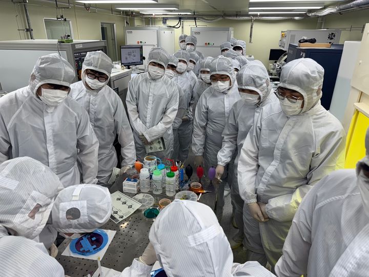 [대전=뉴시스] 국립한밭대 '반도체 8대 제조 공정 교육' 모습. (사진=국립한밭대 제공) 2025.09.04. photo@newsis.com *재판매 및 DB 금지