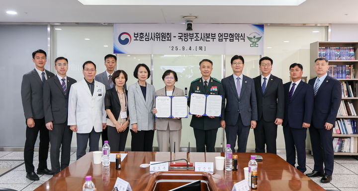 [서울=뉴시스] 국방부조사본부와 보훈심사위원회는 4일 국방부조사본부에서 복무 중 사망한군인의 명예를 회복하고, 그 희생에 대한 합당한 예우와 보상을 위한 업무협약(MOU)을 체결했다. 가운데 김오복 보훈심사위원장과 김승완 국방부 조사본부장 직무대리. (사진=국방부 제공) 2025.09.04. photo@newsis.com *재판매 및 DB 금지