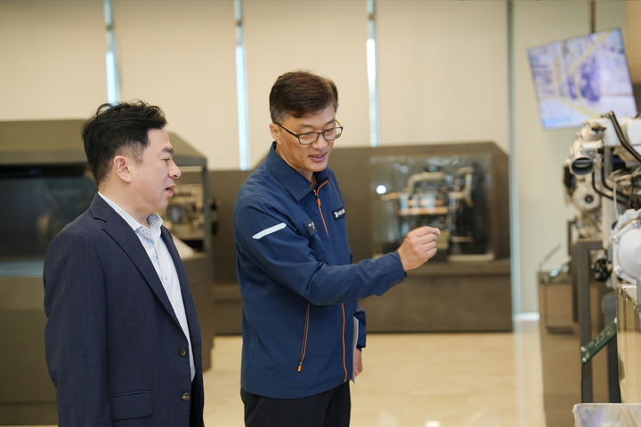 [인천=뉴시스] 김태영 인천본부세관 심사국장이 김기혁 현대인프라코어 상무와 현장을 점검하고 있다. (사진=인천본부세관 제공) 2025.09.04. photo@newsis.com *재판매 및 DB 금지