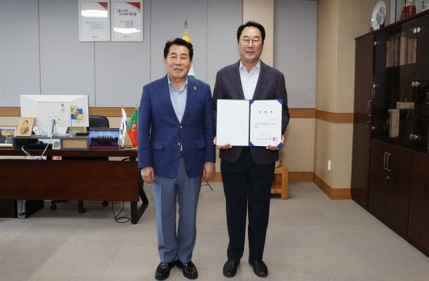 [양산=뉴시스] 제8대 양산시설관리공단 이사장에 박성관(오른쪽) 현 이사장이 연임됐다. (사진=양산시 제공) 2025.09.04. photo@newsis.com *재판매 및 DB 금지