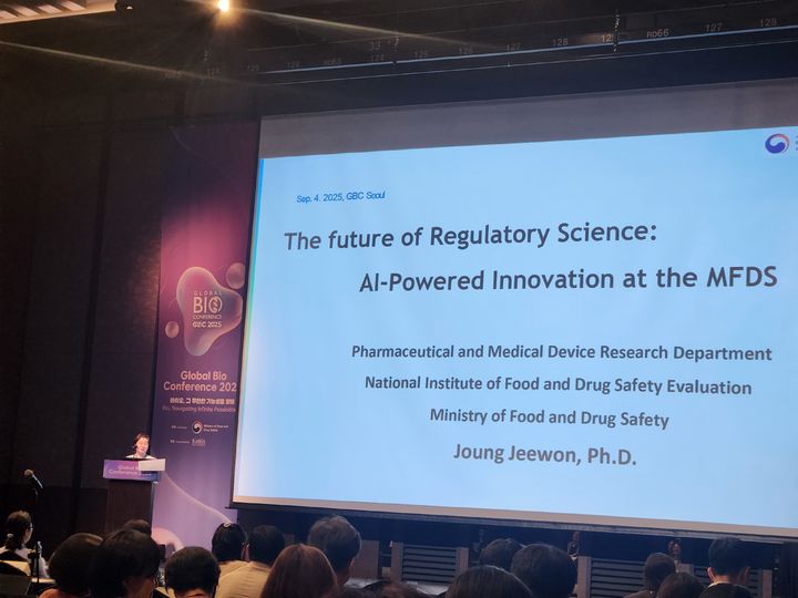 [서울=뉴시스] 이승주 기자=정지원 식품의약품안전평가원 의료제품연구부장이 글로벌 바이오 콘퍼런스에서 '규제 과학의 미래, 식약처의 AI 기반 혁신'을 주제로 발표 중이다. 2025.09.04. heyjude@newsis.com *재판매 및 DB 금지