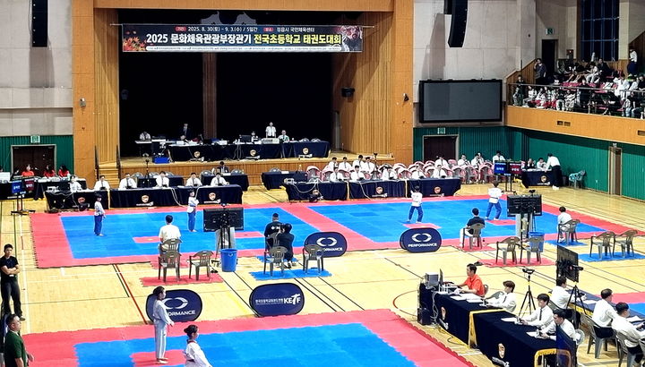 [정읍=뉴시스] 정읍시 국민체육센터에서 '2025 문화체육관광부장관기 전국 초등학교 태권도대회'가 열리고 있다. *재판매 및 DB 금지