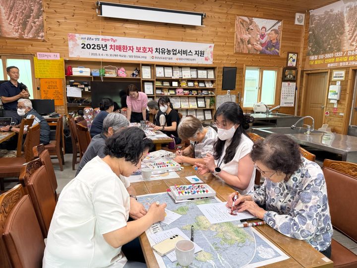 [밀양=뉴시스] 치유농업 프로그램에 참여한 치매환자 보호자들이 표고 로고 이름 붙이기 체험을 하고 있다. (사진=밀양시 제공) 2025.09.04. photo@newsis.com *재판매 및 DB 금지