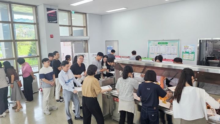 [함양=뉴시스] 경남 함양군 우거지흑돼지뼈해장국 시식평가회. (사진=함양군 제공) 2025.09.04. photo@newsis.com *재판매 및 DB 금지