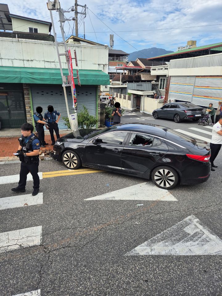 [금산=뉴시스] 경찰이 4일 오전 7시42분께 충남 금산군 금산읍 금산고등학교 주변 도로에서 발생한 승용차 단독 교통사망사고 현장에서 사고 조사에 나서고 있다. (사진=금산소방서 제공) 2025.09.04. photo@newsis.com *재판매 및 DB 금지