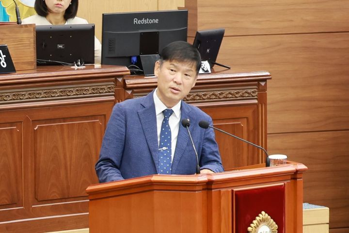 [창원=뉴시스] 정순욱 경남 창원시의원이 4일 열린 제146회 임시회 제2차 본회의에서 시정질문을 하고 있다. (사진=창원시의회 제공) 2025.09.04. photo@newsis.com *재판매 및 DB 금지