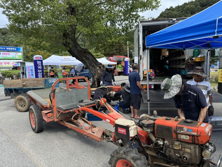 [서울=뉴시스] 한국도로공사 직원들이 4일 경북 김천시 개령면에서 지역주민을 위한 농기계 및 자동차 무상정비 봉사활동을 하고 있다. 2025.09.04. (사진=도로공사 제공) photo@newsis.com&nbsp; *재판매 및 DB 금지