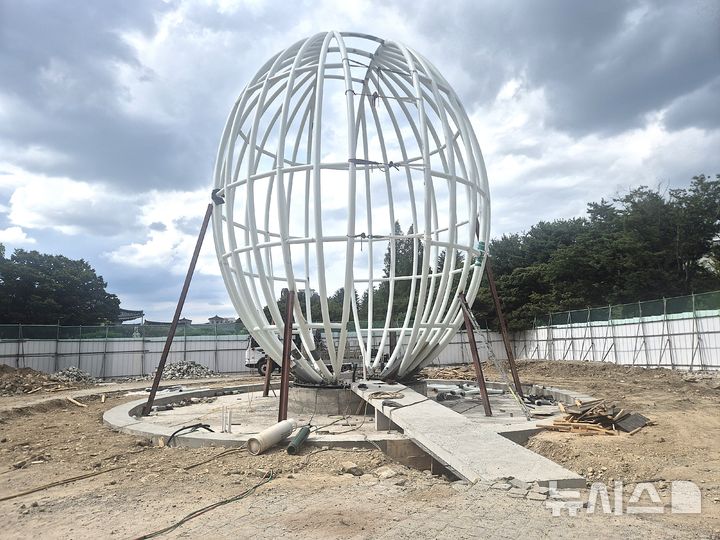 경주 보문관광단지에 신라왕조 탄생 설화를 모티브로 조성 중인 'APEC 상징 조형물'