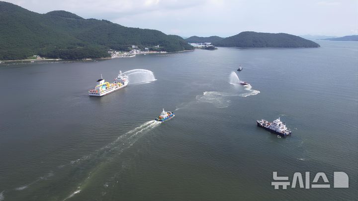 [서울=뉴시스] 해양환경공단 3일 마산항 마창대교 및 돝섬 인근해상에서 민·관·공 해상 방제훈련을 실시했다.