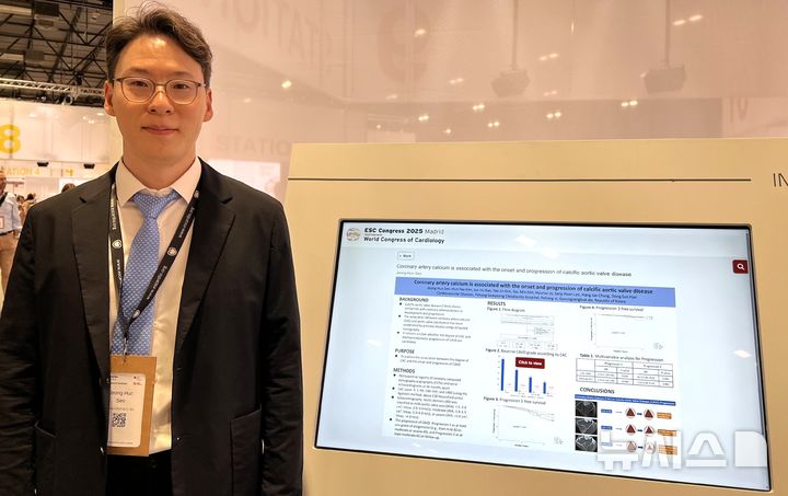 [포항=뉴시스] 송종욱 기자 = 포항세명기독병원은 심장센터 서정훈 과장이 스페인 마드리드에서 열린 '유럽 심장학회(ESC) 2025'에서 '관상 동맥 칼슘과 석회화 대동맥판막 질환의 발생과 진행의 연관성'이란 주제로 최신 연구 성과를 발표했다. 사진은 'ESC 2025'에서 연구 성과를 발표한 후 기념 촬영하는 서 과장. (사진=세명기독병원 제공) 2025.09.04. photo@newsis.com