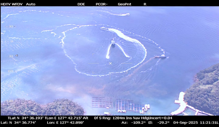 [목포=뉴시스]서해해경청 무안항공대의 적조 항공예찰. (사진=서해해경청 제공) 2025.09.04. photo@newsis.com *재판매 및 DB 금지