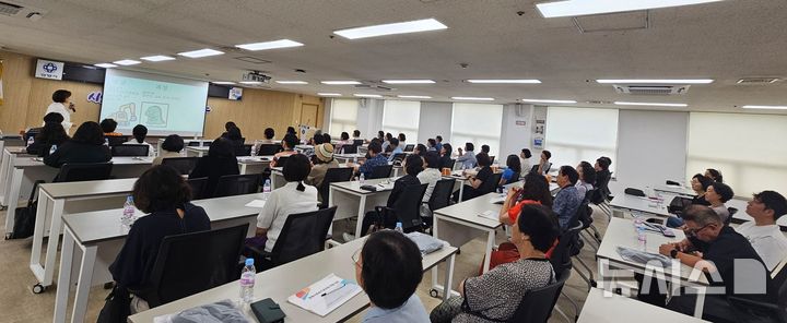 [안양=뉴시스] 안양시가 지난 1~2일 시청에서 명예사회복지공무원 역량 강화 교육을 했다.(사진=안양시 제공).2025.09.04.photo@newsis.com