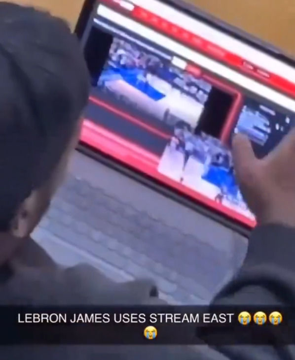 [뉴시스]연간 수십억 회의 접속을 기록한 세계 최대 규모의 불법 스포츠 중계 사이트가 국제 공조 수사 끝에 폐쇄됐다.사진은 농구 스타 르브론 제임스가 해당 불법 사이트를 이용하는 모습(사진=X/@FearedBuck 캡쳐).2025.09.04 *재판매 및 DB 금지