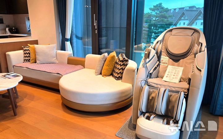 [서울=뉴시스] 코지마는 모나용평(구 용평리조트)과 손잡고 프리미엄 안마의자 체험 객실을 선보였다고 4일 밝혔다. (사진=코지마 제공) 2025.09.04. photo@newsis.com