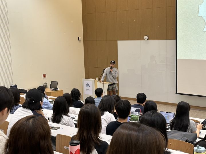 [서울=뉴시스] 김태호 PD가 명지대에서 특강을 진행하고 있다. (사진=명지대 제공) 2025.09.04. photo@newsis.com *재판매 및 DB 금지