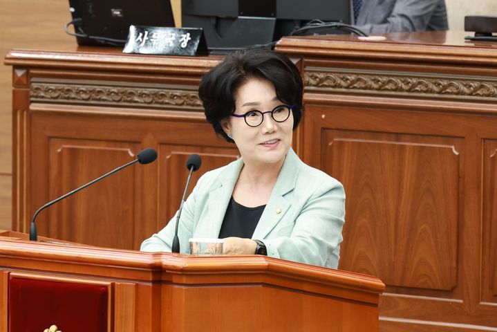 [창원=뉴시스] 이종화 경남 창원시의원이 4일 열린 제146회 임시회 제2차 본회의에서 시정질문을 하고 있다. (사진=창원시의회 제공) 2025.09.04. photo@newsis.com *재판매 및 DB 금지