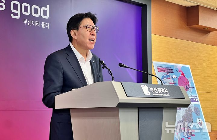 [부산=뉴시스] 원동화 기자 = 박형준 부산시장은 4일 부산시청 기자회견을 열고 해양수산부 부산 이전에 따른 직원 불편을 최소화하기 위해 가족관사 제공과 정착 지원금을 포함한 종합 주거지원 대책을 발표했다. 2025.09.04. dhwon@newsis.com