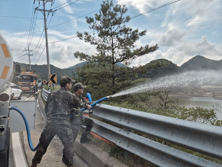 [서울=뉴시스] 지난 3일 육군 3군단 장병들이 급수차를 이용해 오봉저수지에 물을 채우고 있는 모습. (사진=육군 제공) 2025.09.04. photo@newsis.com *재판매 및 DB 금지