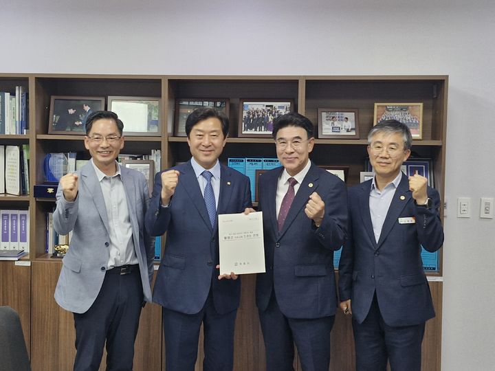 [계룡=뉴시스]이응우 계룡시장이 4일 황명선 국회의원 사무실을 찾아 계룡지역 현안 사업의 협조를 당부했다. (사진=계룡시 제공) 2025. 09. 04 photo@newsis.com *재판매 및 DB 금지