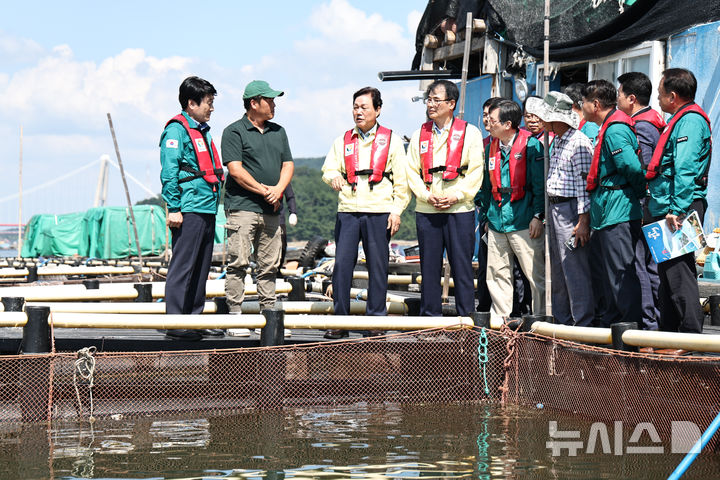 [남해=뉴시스] 박완수(왼쪽 세번째) 경남도지사가 4일 남해군 적조 방제 현장을 긴급 점검한 후 한 해상가두리양식장에 들러 양식어민의 애로사항을 청취하고 있다. (사진=경남도 제공) 2025.09.04. photo@newsis.com