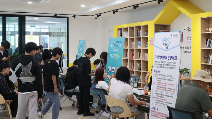 [임실=뉴시스] 지난해 임실군 로컬JOB센터가 개최했던 '취업박람회' 구직신청 접수처 모습. *재판매 및 DB 금지