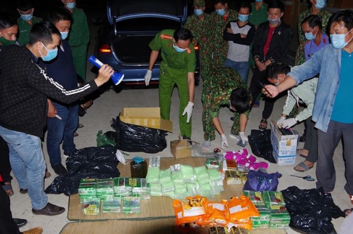 [서울=뉴시스] 베트남서 마약 불법 운반 혐의를 받고 4년간 성형수술을 받으며 도주 생활을 이어가던 남성이 과거와 동일한 귓바퀴 모양에 덜미를 잡혀 경찰에 체포됐다. 발견된 마약류. (사진 = VN익스프레스 캡처) 2025.09.04. *재판매 및 DB 금지