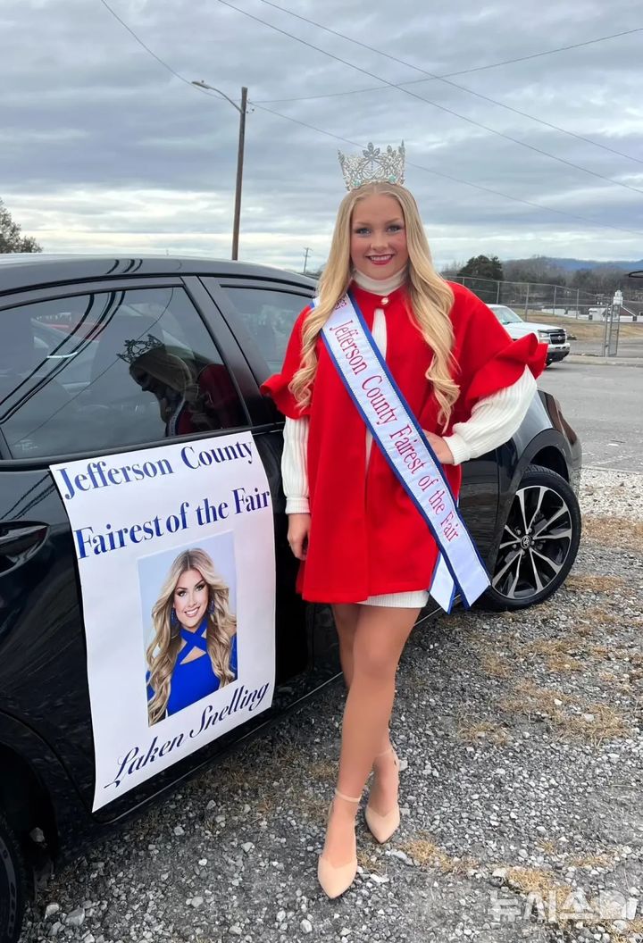 [서울=뉴시스] 미국 켄터키주의 한 대학에서 치어리더로 활동 중인 레이큰 스넬링(21)이 자신이 낳은 아이를 옷장에 넣어 숨지게 한 혐의로 경찰에 체포됐다. (사진: 뉴욕포스트 캡쳐)2025.09.04.