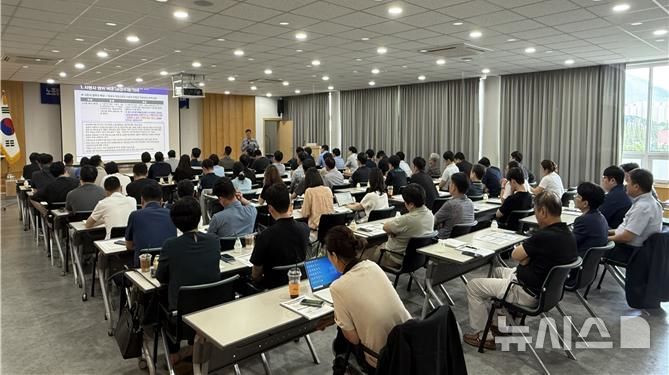[창원=뉴시스] 4일 한국산업단지공단 경남지역본부 6층 대강의실에서 경남경영자총협회(경남경총) 주최 '노조법 제2·3조 개정안(일명 노란봉투법) 대응 설명회'가 열리고 있다. (사진=경남경총 제공) 2025.09.04. photo@newsis.com