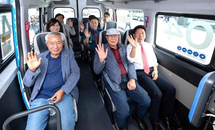 부름와유 시승하는 김창규(오른쪽) 제천시장과 지역주민들 *재판매 및 DB 금지