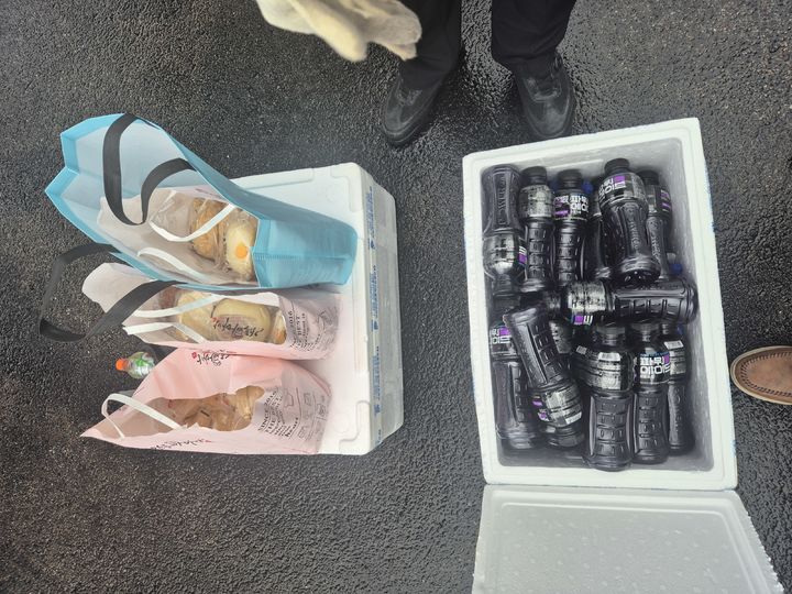 [강릉=뉴시스] 강릉시자원봉사센터,가 급수 지원을 위해 애쓰고 있는 해경 ‘삼봉호’ 대원에게 전달한 빵과 음료수.(사진=동해해경청 제공)photo@newsis.com *재판매 및 DB 금지