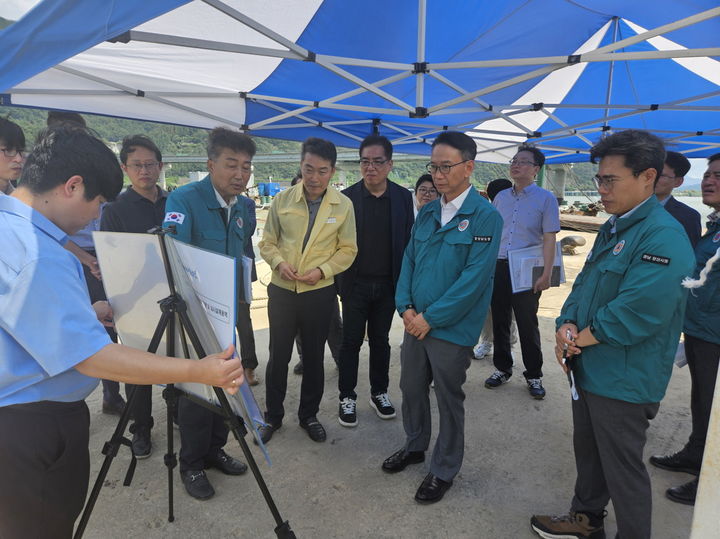 [양산=뉴시스] 김명주 경남도 경제부지사와 김신호 양산시 부시장이 신도시 정수장을 방문해 점검하고 있다. (사진=양산시 제공) 2025.09.04. photo@newsis.com *재판매 및 DB 금지