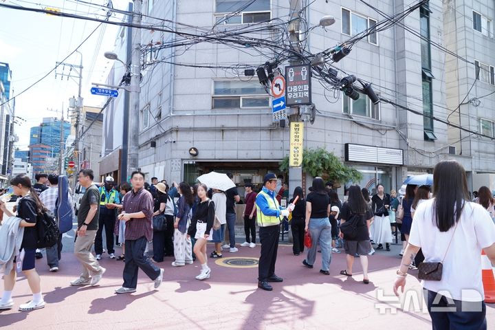 [서울=뉴시스]성동형 보행안전거리 운영 모습.