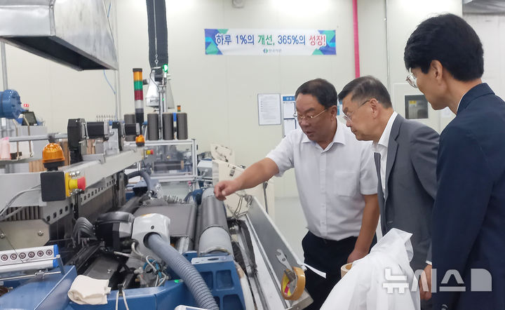 [서울=뉴시스] 우주항공청은 존 리 우주항공임무본부장이 4일 밀양 한국카본 본사를 방문해 국내 항공·우주소재 산업 현황을 점검했다고 밝혔다. (사진=우주청 제공) 2025.09.04. photo@newsis.com