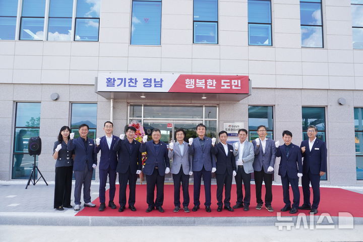 [진주=뉴시스] 4일 오후 경남 진주시 집현면 경남도 도로관리사업소 진주지소 신청사 개청식에 참석한 박명균(왼쪽 다섯번째부터) 행정부지사, 경남도의회 유계현 부의장, 서희봉 건설소방위원회 위원장 등이 기념촬영하고 있다. (사진=경남도 제공) 2025.09.04. photo@newsis.com