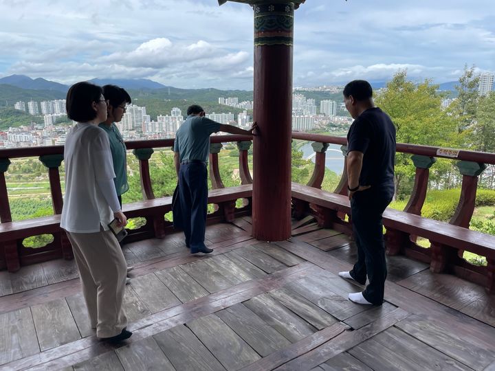 [울산=뉴시스] 울산 남구청 관계자들이 내년도 솔마루길 정비사업 추진을 앞두고 솔마루길 주요 구간인 대공원산과 남산루 일원에서 대대적인 현장 점검을 진행하고 있다. (사진=울산 남구 제공) 2025.09.04. photo@newsis.com *재판매 및 DB 금지