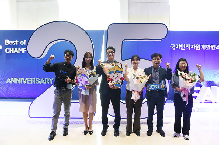 [수원=뉴시스] 4일 서울 용산 드래곤시티 그랜드볼룸 한라홀에서 열린 '2025 Best of CHAMP' 시상식. (사진=경과원 제공) 2025.09.04. photo@newsis.com *재판매 및 DB 금지