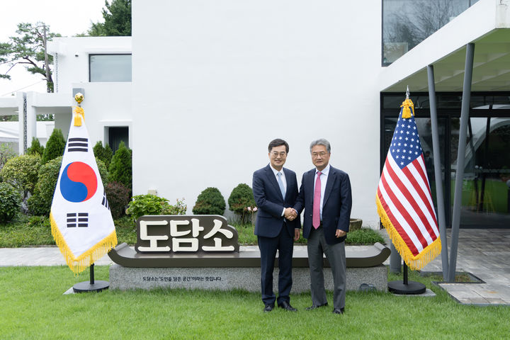 [수원=뉴시스] 김동연 경기도지사가 4일 도담소에서 조셉 윤(Joseph Yun) 주한 미국대사대리와 기념사진을 찍고 있다. (사진=경기도 제공) 2025.09.04. photo@newsis.com *재판매 및 DB 금지