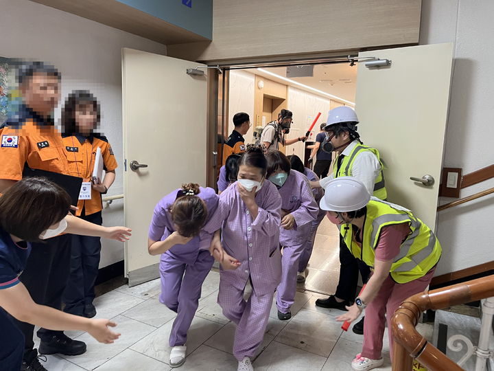 [대구=뉴시스] 대구북부소방서는 4일 북구 침산동에 있는 한솔요양병원에서 '관계인 소방훈련 경진대회'를 실시했다. (사진=대구북부소방서 제공) 2025.09.04. photo@newsis.com *재판매 및 DB 금지