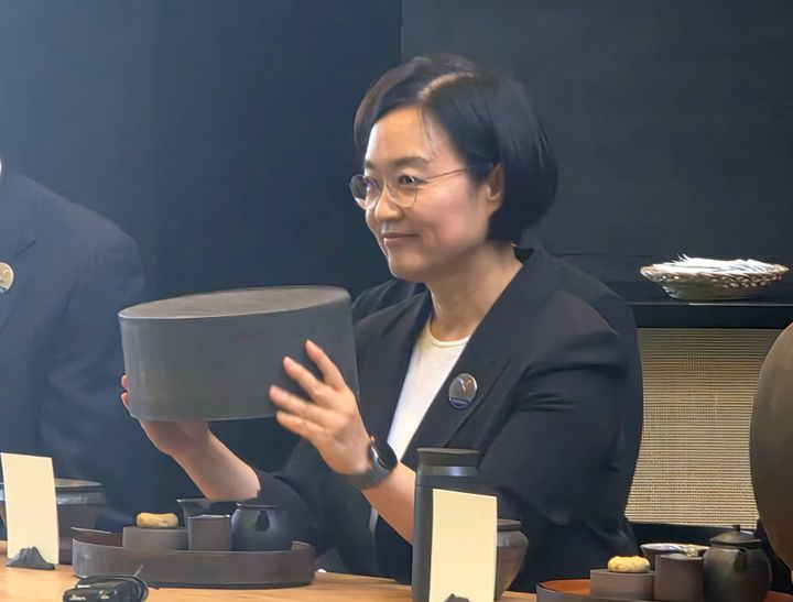 [제주=뉴시스] 강은정 기자=한성숙 중소벤처기업부 장관이 4일 제주 서귀포시 오설록 티뮤지엄에서 다도 체험을 하고 있다. 2025.09.04. eunduck@newsis.com *재판매 및 DB 금지